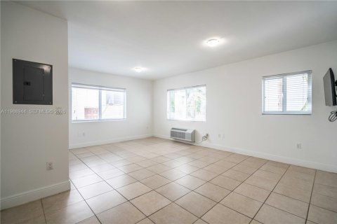 Apartamento en alquiler en Miami Beach, Florida, 38.18 m2 № 2050950 - foto 2