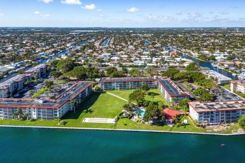 Condo in Lighthouse Point, Florida, 1 bedroom  № 959587 - photo 1