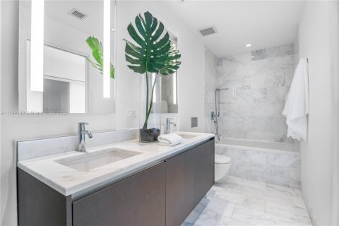 Condominio en venta en Miami, Florida, 2 dormitorios, 105.63 m2 № 1870060 - foto 13