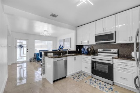 Casa en venta en Miami, Florida, 3 dormitorios, 135.92 m2 № 1995023 - foto 10