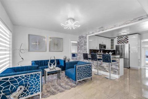 Casa en venta en Miami, Florida, 3 dormitorios, 135.92 m2 № 1995023 - foto 5