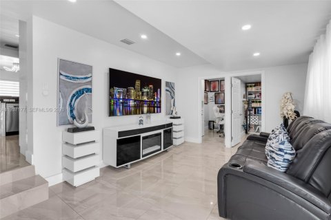 Casa en venta en Miami, Florida, 3 dormitorios, 135.92 m2 № 1995023 - foto 22