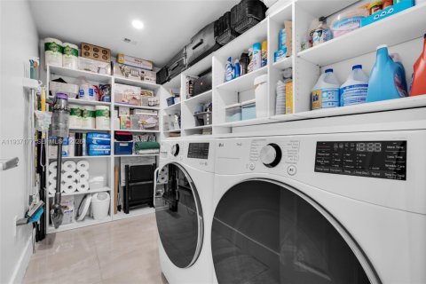 Casa en venta en Miami, Florida, 3 dormitorios, 135.92 m2 № 1995023 - foto 25