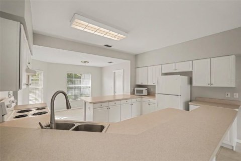 House in San Antonio, Florida 3 bedrooms, 162.11 sq.m. № 2391677 - photo 24