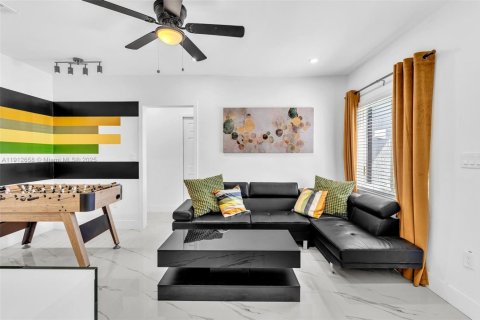 House in Miami, Florida 4 bedrooms, 122.91 sq.m. № 2013578 - photo 4
