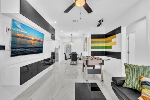 House in Miami, Florida 4 bedrooms, 122.91 sq.m. № 2013578