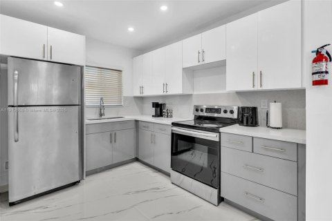 House in Miami, Florida 4 bedrooms, 122.91 sq.m. № 2013578 - photo 14