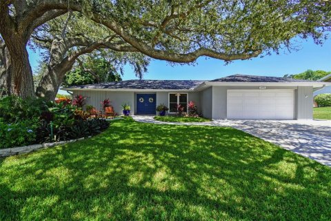 House in Dunedin, Florida 4 bedrooms, 218.97 sq.m. № 1903096 - photo 1