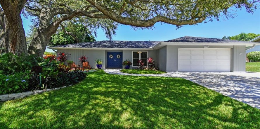 House in Dunedin, Florida 4 bedrooms, 218.97 sq.m. № 1903096
