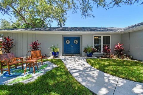 House in Dunedin, Florida 4 bedrooms, 218.97 sq.m. № 1903096 - photo 2