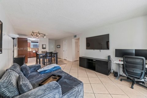 Condominio en Hollywood, Florida, 2 dormitorios № 2190005