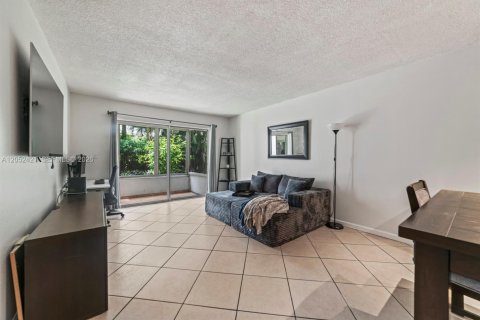 Condominio en venta en Hollywood, Florida, 2 dormitorios, 83.61 m2 № 2190005 - foto 11