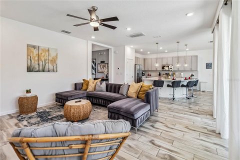 Casa en venta en Kissimmee, Florida, 6 dormitorios, 330.92 m2 № 1680474 - foto 9