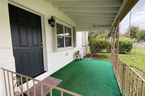 House in Miami, Florida 2 bedrooms, 85.75 sq.m. № 1714950 - photo 3