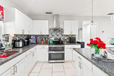 Villa ou maison à vendre à Tampa, Floride: 4 chambres, 163.51 m2 № 2316492 - photo 10