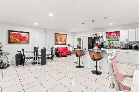 Villa ou maison à vendre à Tampa, Floride: 4 chambres, 163.51 m2 № 2316492 - photo 8