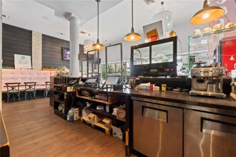 Propiedad comercial en venta en Miami, Florida № 1997852 - foto 10