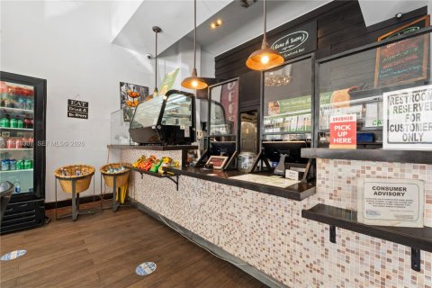 Propiedad comercial en venta en Miami, Florida № 1997852 - foto 14