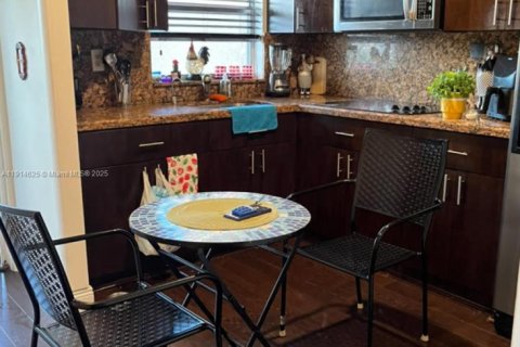Condominio en Sunrise, Florida, 2 dormitorios  № 1970101