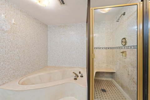 Condo in Riviera Beach, Florida, 2 bedrooms № 2399650 - photo 14
