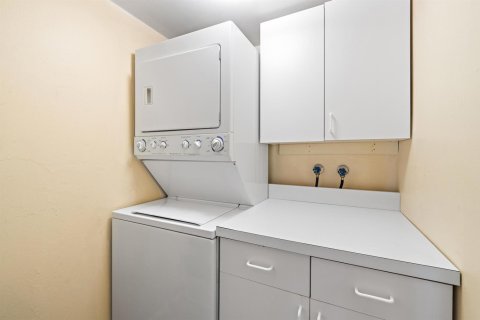 Condo in Riviera Beach, Florida, 2 bedrooms № 2399650 - photo 18