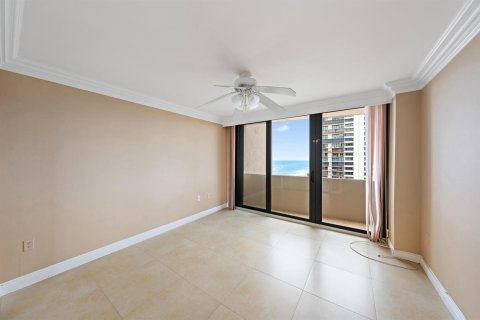 Condo in Riviera Beach, Florida, 2 bedrooms № 2399650 - photo 15