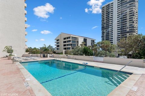 Condo in Riviera Beach, Florida, 2 bedrooms № 2399650 - photo 21