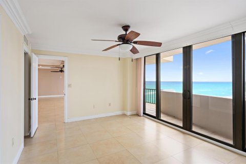 Condo in Riviera Beach, Florida, 2 bedrooms № 2399650 - photo 12