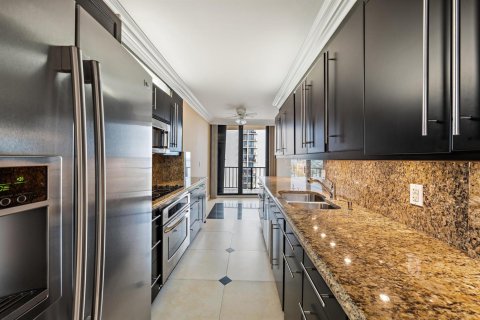 Condo in Riviera Beach, Florida, 2 bedrooms № 2399650 - photo 9