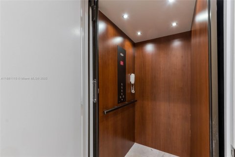Condo in Coral Gables, Florida, 3 bedrooms  № 1930669 - photo 7