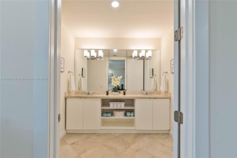 Condo in Coral Gables, Florida, 3 bedrooms  № 1930669 - photo 22