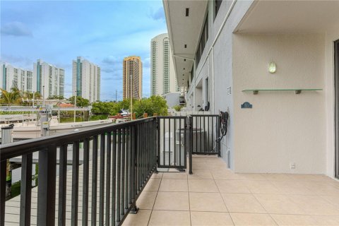 Condominio en venta en Sunny Isles Beach, Florida, 3 dormitorios, 210.42 m2 № 1924952 - foto 24