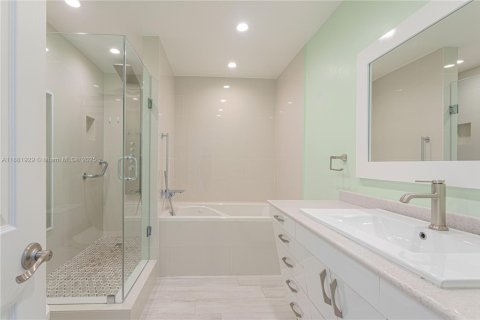 Condominio en venta en Sunny Isles Beach, Florida, 3 dormitorios, 210.42 m2 № 1924952 - foto 28