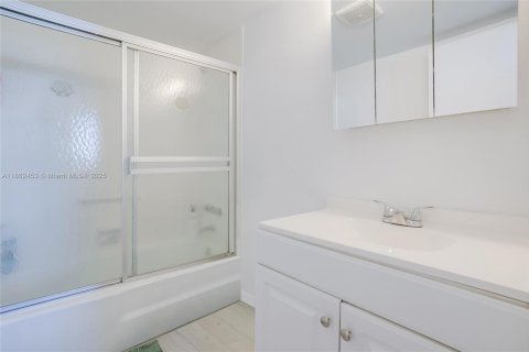 Condo in Lighthouse Point, Florida, 2 bedrooms  № 1891226 - photo 12