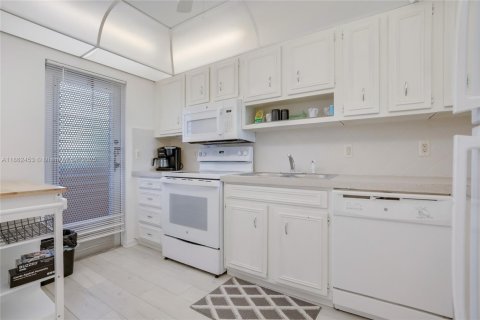 Condo in Lighthouse Point, Florida, 2 bedrooms  № 1891226 - photo 6