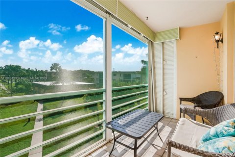 Condo in Lighthouse Point, Florida, 2 bedrooms  № 1891226 - photo 1