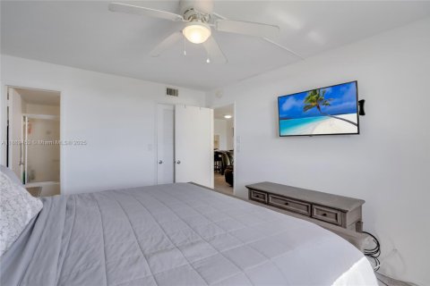 Condo in Lighthouse Point, Florida, 2 bedrooms  № 1891226 - photo 11
