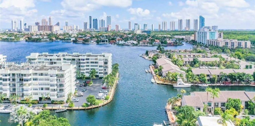 Condominio en North Miami Beach, Florida, 1 dormitorio № 1699735