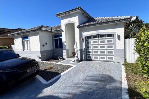 House in Miami Gardens, Florida 4 bedrooms, 179.49 sq.m. № 1965687 - photo 1