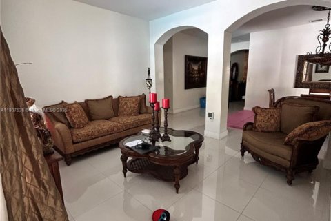 House in Miami Gardens, Florida 4 bedrooms, 179.49 sq.m. № 1965687 - photo 7