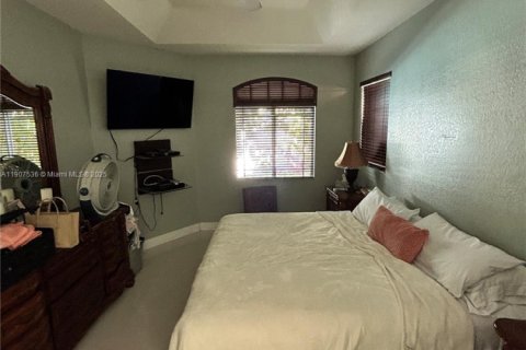 House in Miami Gardens, Florida 4 bedrooms, 179.49 sq.m. № 1965687 - photo 14