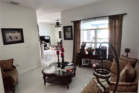 House in Miami Gardens, Florida 4 bedrooms, 179.49 sq.m. № 1965687 - photo 6