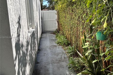 House in Miami Gardens, Florida 4 bedrooms, 179.49 sq.m. № 1965687 - photo 30