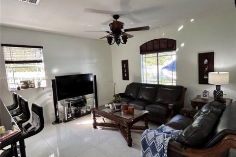 House in Miami Gardens, Florida 4 bedrooms, 179.49 sq.m. № 1965687 - photo 13