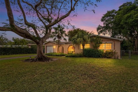 Casa en venta en Miami, Florida, 3 dormitorios, 148.92 m2 № 2006431 - foto 2