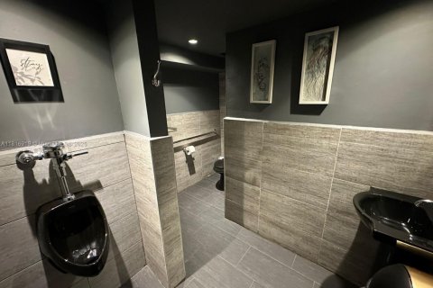 Commercial property in Coral Gables, Florida № 1958470 - photo 16