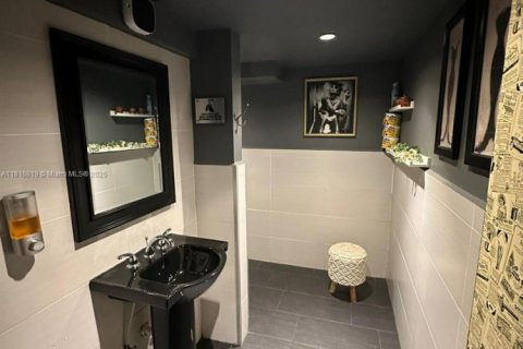 Commercial property in Coral Gables, Florida № 1958470 - photo 13