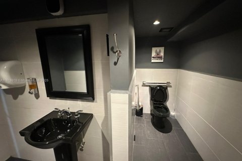 Commercial property in Coral Gables, Florida № 1958470 - photo 12