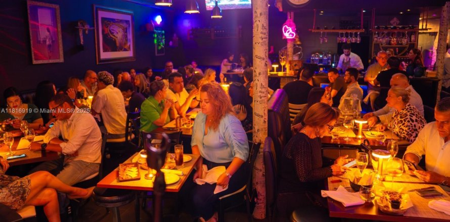 Commercial property in Coral Gables, Florida № 1958470