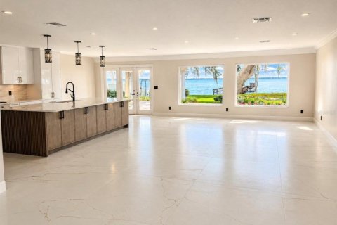 House in Clermont, Florida 4 bedrooms, 321.72 sq.m. № 2218277 - photo 4